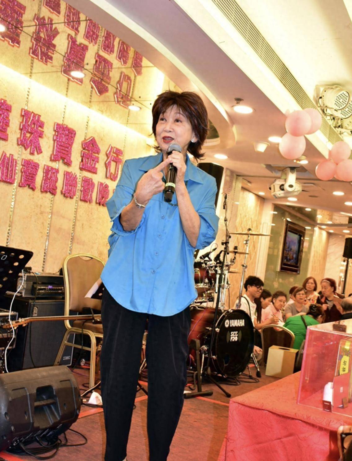 71岁朱咪咪近况曝光，回香港献唱身形消瘦，长居新加坡享儿孙之福