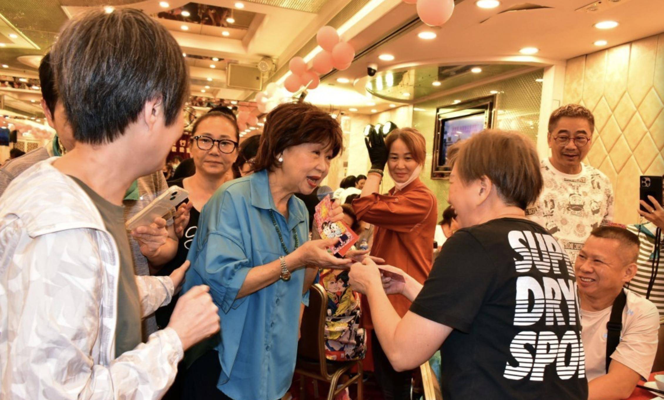 71岁朱咪咪近况曝光,回香港献唱身形消瘦,长居新加坡享儿孙之福