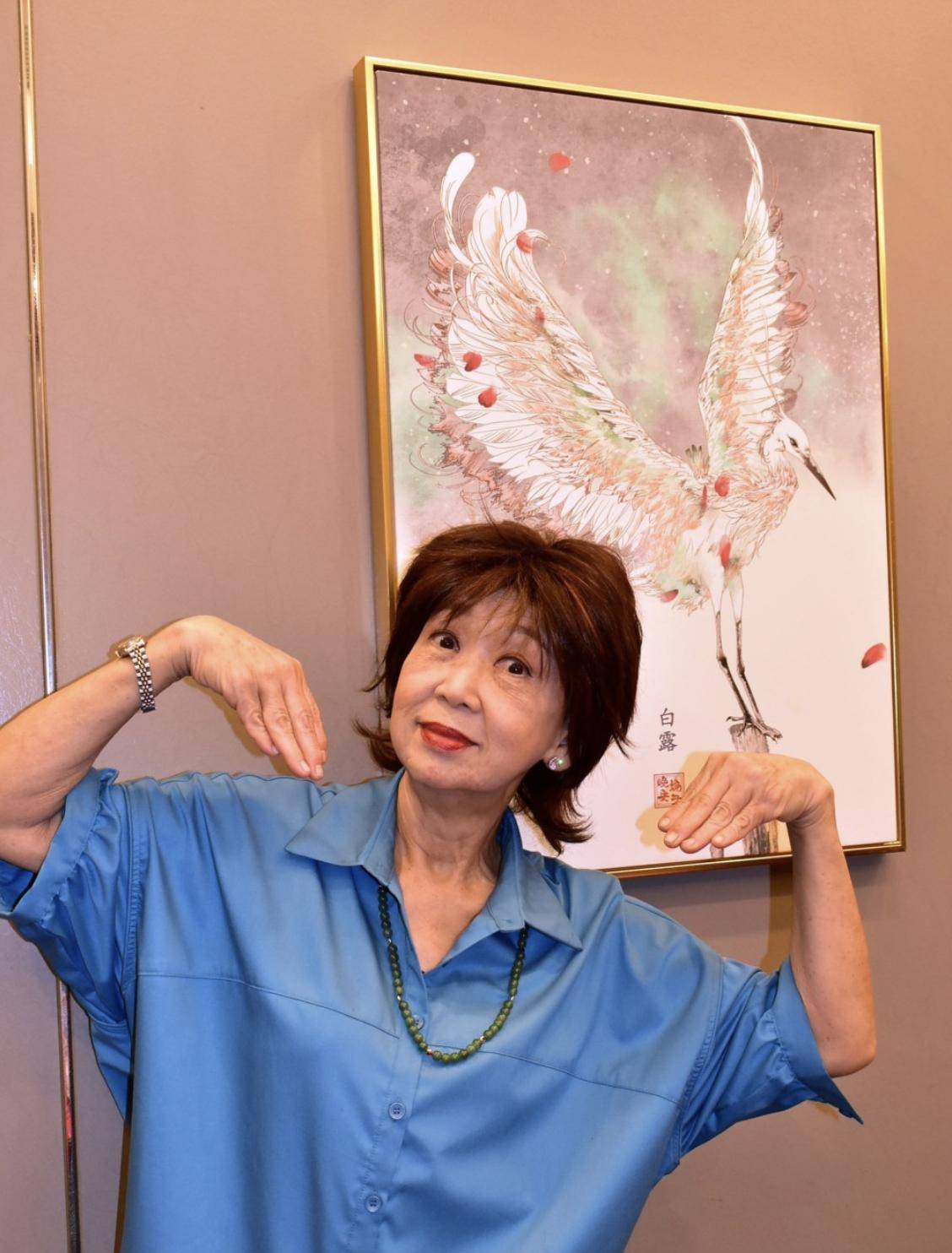 71岁朱咪咪近况曝光,回香港献唱身形消瘦,长居新加坡享儿孙之福