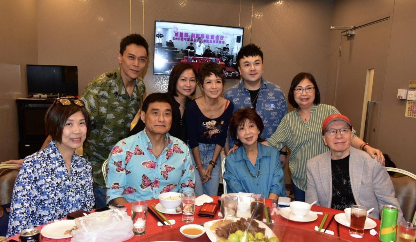 71岁朱咪咪近况曝光,回香港献唱身形消瘦,长居新加坡享儿孙之福