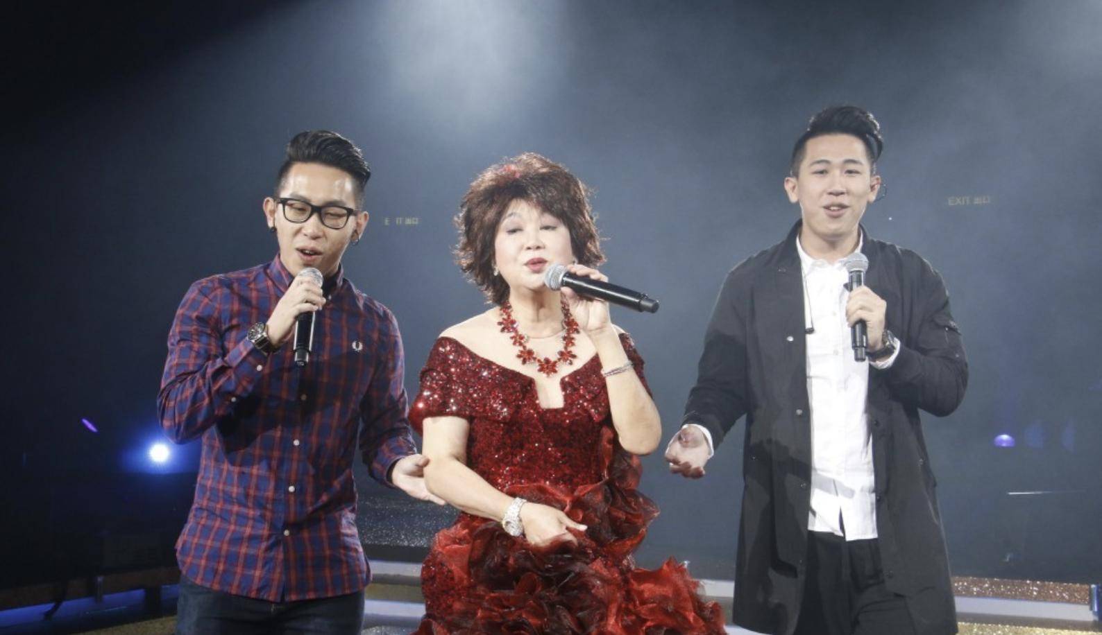 71岁朱咪咪近况曝光,回香港献唱身形消瘦,长居新加坡享儿孙之福