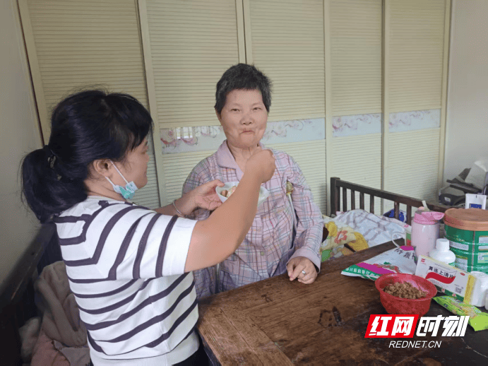 哄饭,按摩,侍奉起居,洞口孝媳肖辉芳八年日常不寻常