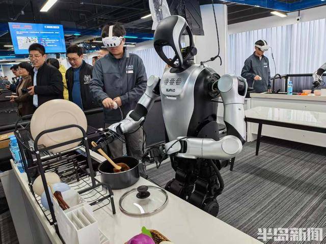 青岛首家人形机器人学校开学啦