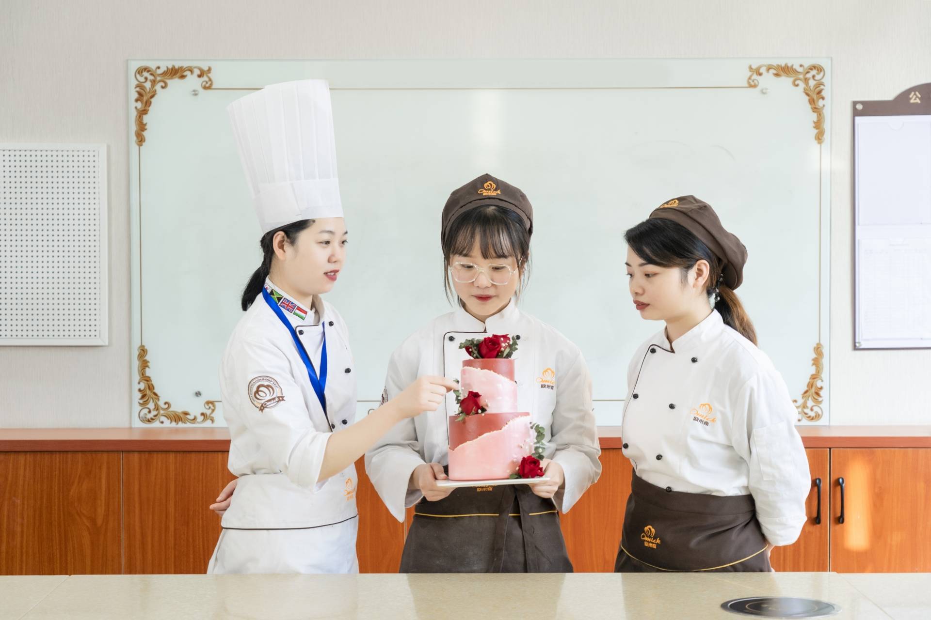 青岛欧米奇西点烘焙学校：解锁糕点西点培训新高度