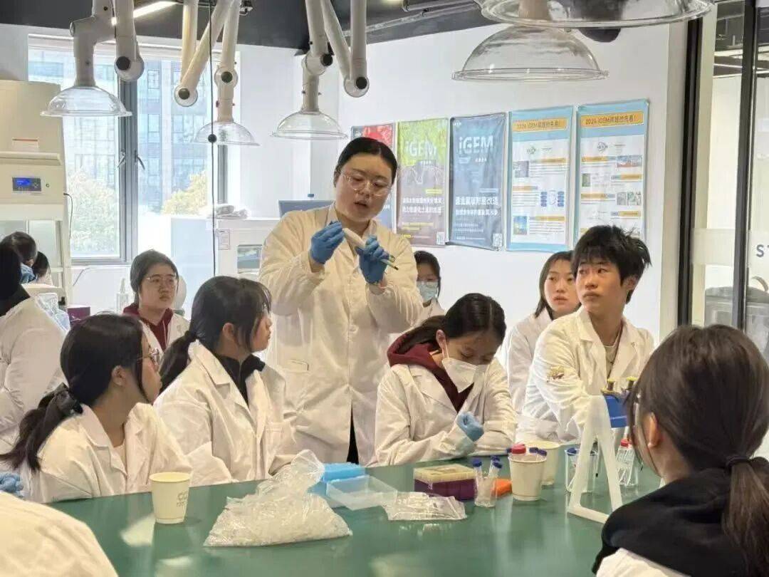 宏文学校青岛校区Diana孙煜阳畅聊“双城科研”趣事