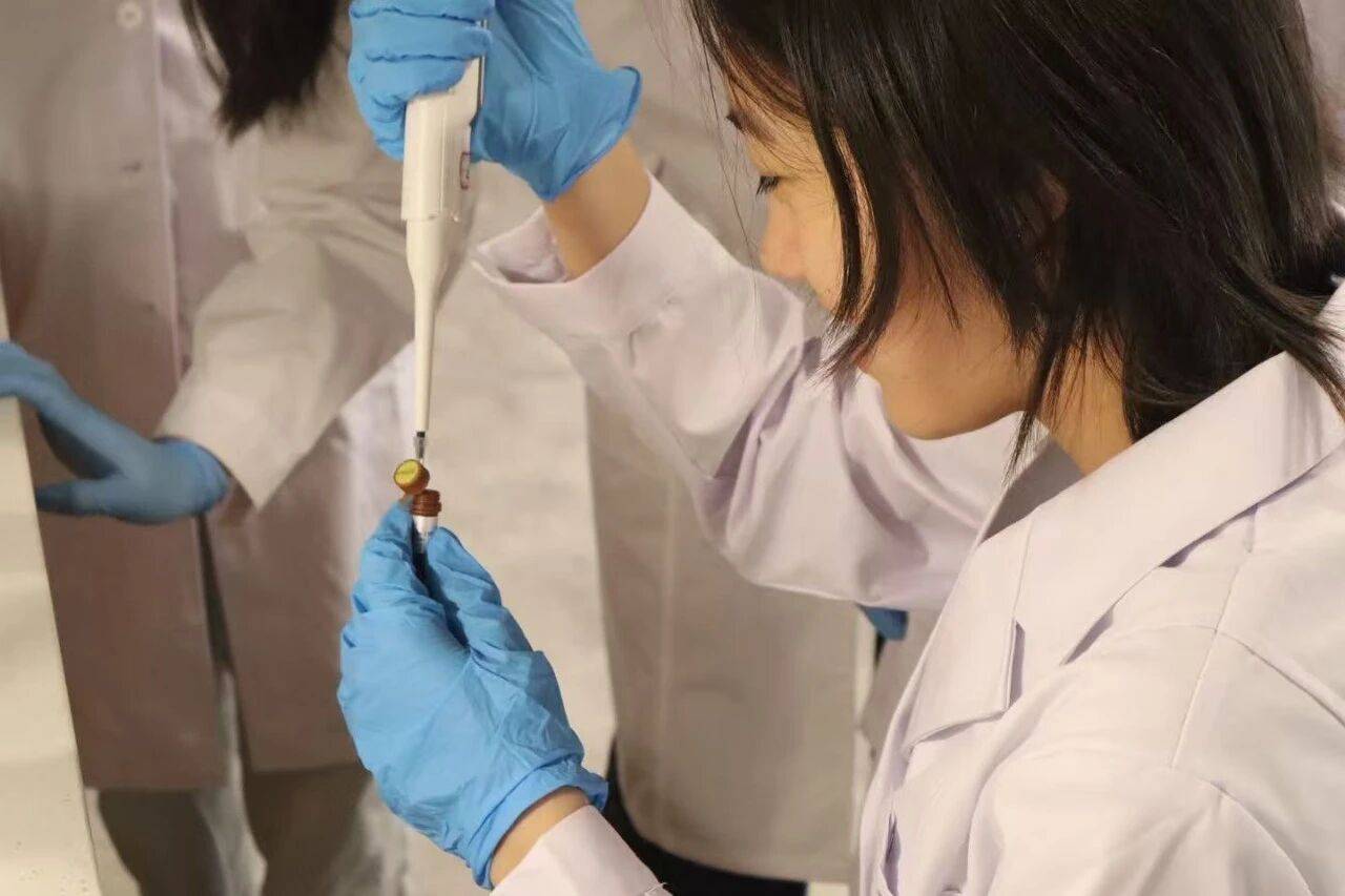 宏文学校青岛校区Diana孙煜阳畅聊“双城科研”趣事