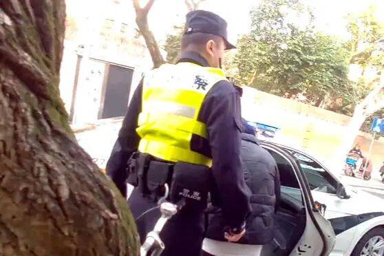 女子因多年前论文答辩未通过独自在路边哭泣，民警一席话解开心结