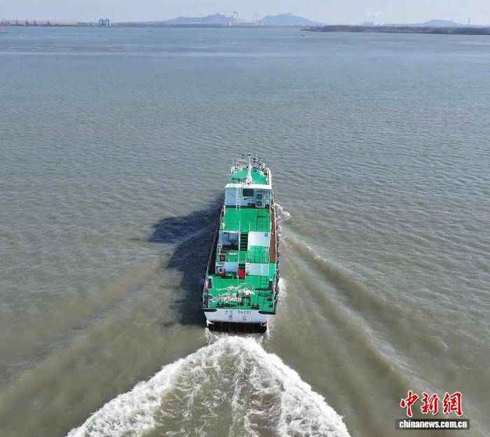 长江江苏段首批电动化改造巡逻船交付