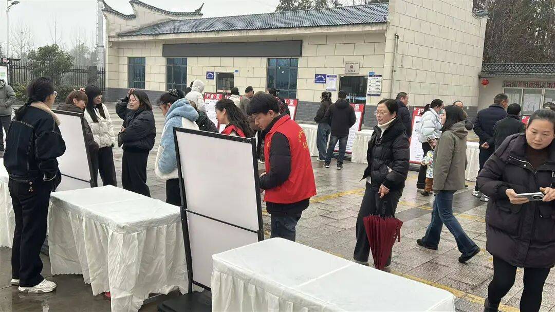 圆满成功！谷城经开区精准扶贫易地搬迁专场招聘会为就业搭桥，为民生助力