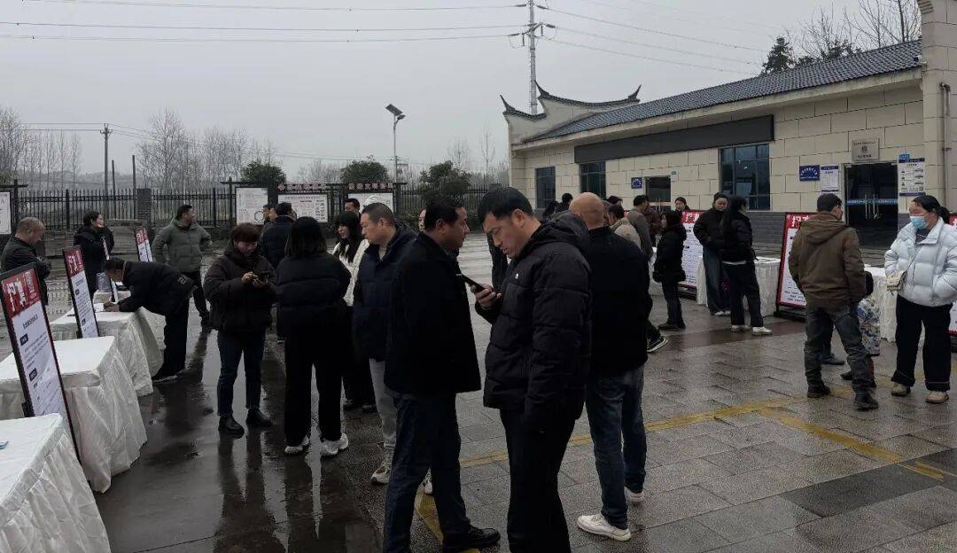 圆满成功！谷城经开区精准扶贫易地搬迁专场招聘会为就业搭桥，为民生助力
