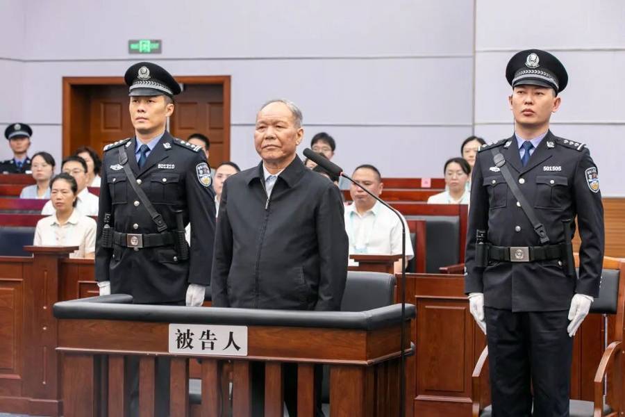 73岁黎晓宏落马，中共中央批准：开除三虎党籍！齐扎拉贪腐1.58亿判无期