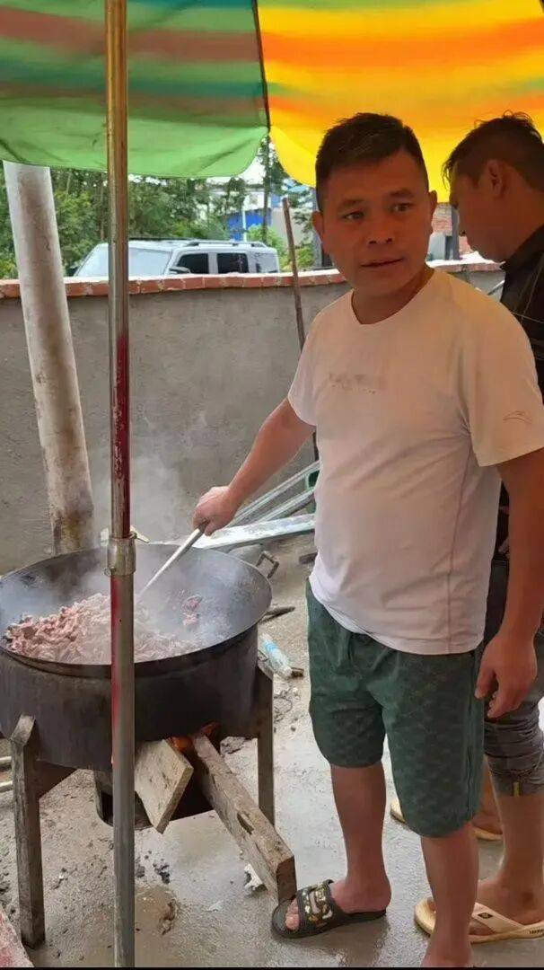 广西横州一养殖场1.6万头猪被冲走，“损失5千多万，庆幸工人们都安全”，洪水褪去老板自发做饭安置村民