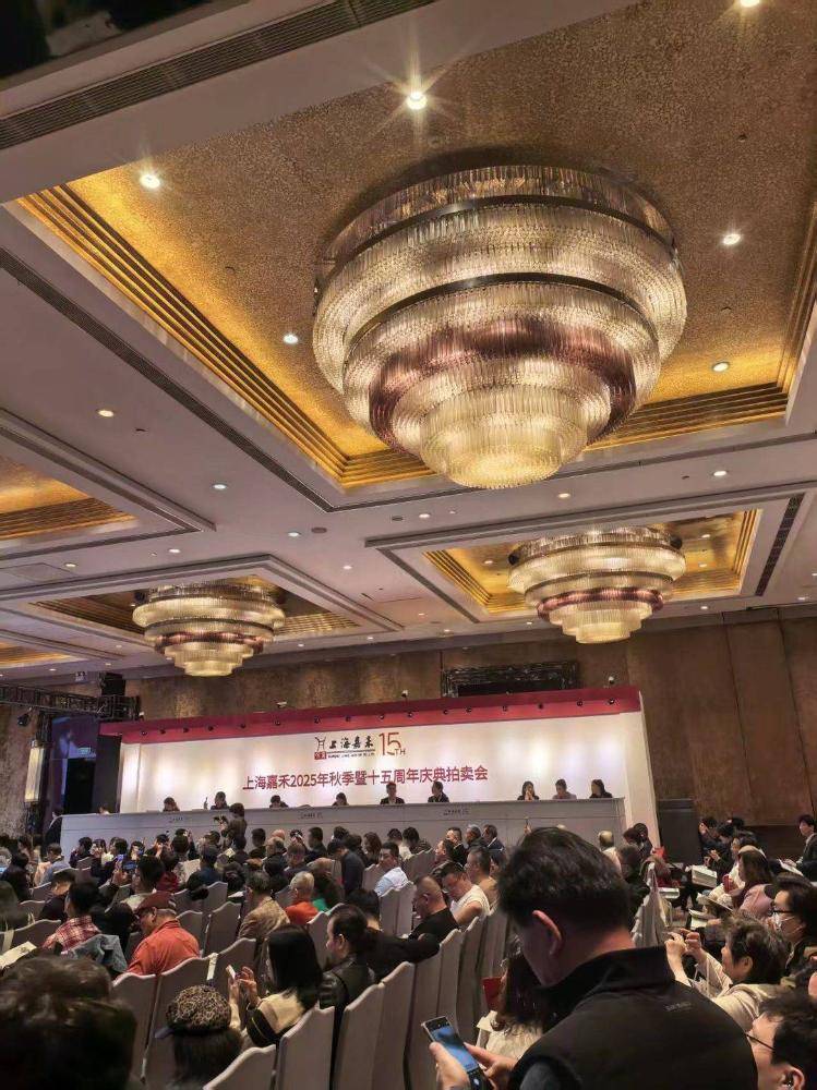 168万拍下“乾隆梅瓶”仅值250元！拍卖公司经理当托儿诈骗获刑 受害人：一共卖了我5个亿